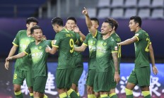 爱游戏体育-郑州中赫国安队员拼搏冲刺，绝不退缩