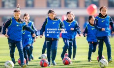 爱游戏体育-美国女足队员团结一心，赢得胜利